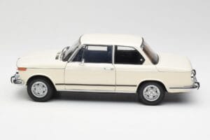 BMW 2002 Valkoinen Kyosho 1:18 08541W Metalli — kuva 4 / 8
