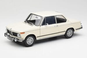 BMW 2002 Valkoinen Kyosho 1:18 08541W Metalli