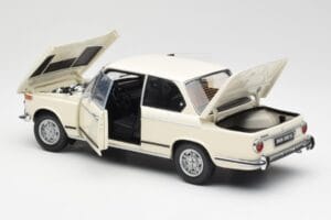 BMW 2002 Valkoinen Kyosho 1:18 08541W Metalli — kuva 5 / 8