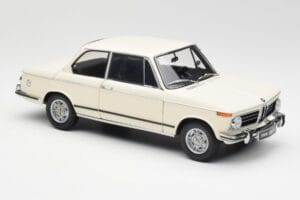 BMW 2002 Valkoinen Kyosho 1:18 08541W Metalli — kuva 6 / 8