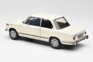 BMW 2002 Valkoinen Kyosho 1:18 08541W Metalli — kuva 7 / 8