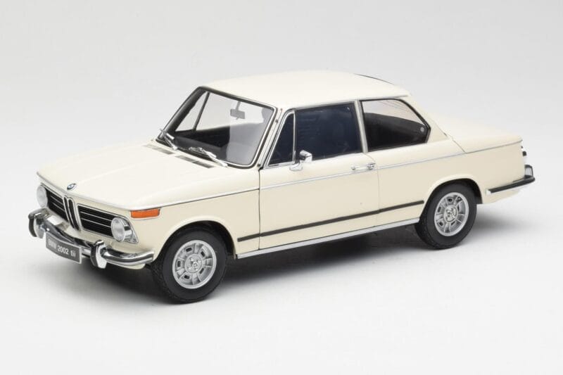 BMW 2002 Valkoinen Kyosho 1:18 08541W Metalli