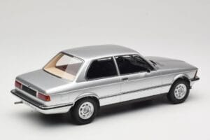 BMW 320 E21 Hopea Minichamps 1:18 107024200 Hartsi — kuva 2 / 6
