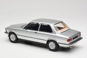 BMW 320 E21 Hopea Minichamps 1:18 107024200 Hartsi — kuva 5 / 6