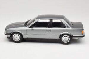 BMW 323i E30 Grey Metallic Minichamps 1:18 155026006 Metalli — kuva 3 / 6
