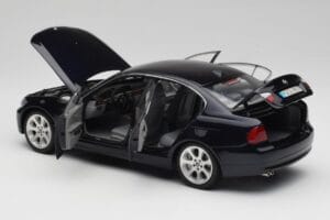 BMW 330i E46 Musta Kyosho 1:18 08731RB Metalli — kuva 5 / 8