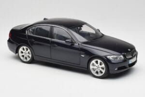 BMW 330i E46 Musta Kyosho 1:18 08731RB Metalli — kuva 6 / 8