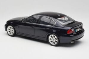 BMW 330i E46 Musta Kyosho 1:18 08731RB Metalli — kuva 7 / 8