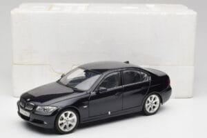 BMW 330i E46 Musta Kyosho 1:18 08731RB Metalli — kuva 8 / 8
