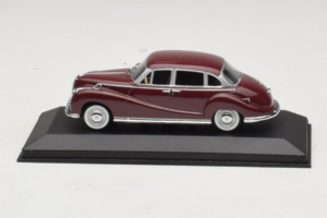 BMW 502 V8 Tummanpunainen Minichamps 1:43 430022402 Metalli