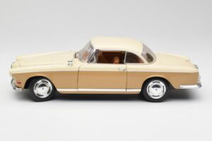 BMW 503 Beige Revell 1:18 8832 Metalli — kuva 4 / 8