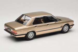 BMW 520i E28 Gold Metallic IXO 1:18 18CMC184 Metalli — kuva 2 / 6