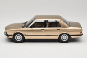 BMW 520i E28 Gold Metallic IXO 1:18 18CMC184 Metalli — kuva 3 / 6