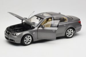 BMW 530i E60 Grey Metallic Revell 1:18 08841 Metalli — kuva 2 / 8