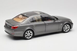 BMW 530i E60 Grey Metallic Revell 1:18 08841 Metalli — kuva 3 / 8