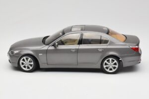 BMW 530i E60 Grey Metallic Revell 1:18 08841 Metalli — kuva 4 / 8