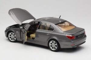 BMW 530i E60 Grey Metallic Revell 1:18 08841 Metalli — kuva 5 / 8