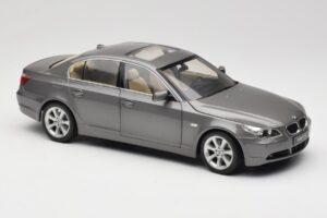 BMW 530i E60 Grey Metallic Revell 1:18 08841 Metalli — kuva 6 / 8