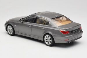 BMW 530i E60 Grey Metallic Revell 1:18 08841 Metalli — kuva 7 / 8