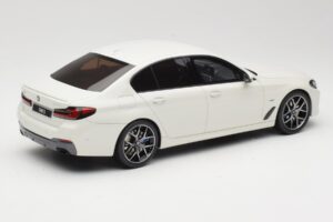 BMW 545e xDrive M-Sport G30 Valkoinen GT Spirit 1:18 GT496 Hartsi — kuva 2 / 6