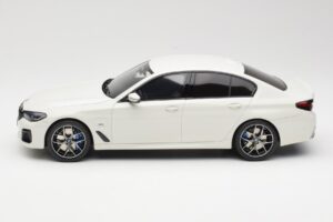 BMW 545e xDrive M-Sport G30 Valkoinen GT Spirit 1:18 GT496 Hartsi — kuva 3 / 6