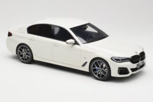 BMW 545e xDrive M-Sport G30 Valkoinen GT Spirit 1:18 GT496 Hartsi — kuva 4 / 6