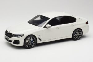 BMW 545e xDrive M-Sport G30 Valkoinen GT Spirit 1:18 GT496 Hartsi