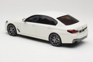 BMW 545e xDrive M-Sport G30 Valkoinen GT Spirit 1:18 GT496 Hartsi — kuva 5 / 6