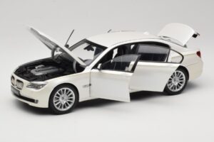 BMW 7 Series F02 760Li Brilliant White Kyosho 1:18 08783BRW Metalli — kuva 2 / 8