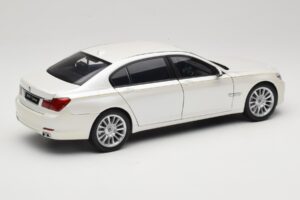 BMW 7 Series F02 760Li Brilliant White Kyosho 1:18 08783BRW Metalli — kuva 3 / 8