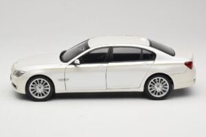 BMW 7 Series F02 760Li Brilliant White Kyosho 1:18 08783BRW Metalli — kuva 4 / 8