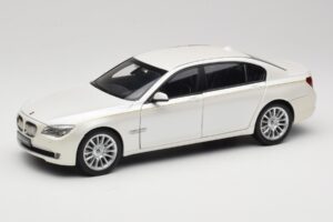 BMW 7 Series F02 760Li Brilliant White Kyosho 1:18 08783BRW Metalli