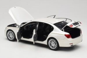 BMW 7 Series F02 760Li Brilliant White Kyosho 1:18 08783BRW Metalli — kuva 5 / 8