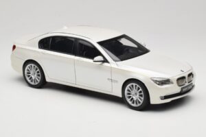 BMW 7 Series F02 760Li Brilliant White Kyosho 1:18 08783BRW Metalli — kuva 6 / 8