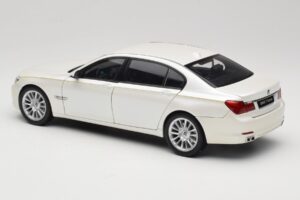 BMW 7 Series F02 760Li Brilliant White Kyosho 1:18 08783BRW Metalli — kuva 7 / 8