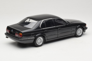 BMW 730i E32 Black Metallic Minichamps 1:18 100023002 Metalli — kuva 3 / 8