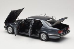 BMW 730i E32 Grey Metallic Minichamps 1:18 100023005 Metalli — kuva 5 / 8