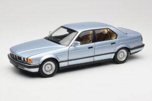 BMW 730i E32 Vaaleansininen Metallic Minichamps 1:18 100023008 Metalli