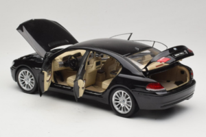 BMW 760Li E66 Individual Musta Kyosho 1:18 08573RB Metalli — kuva 5 / 8