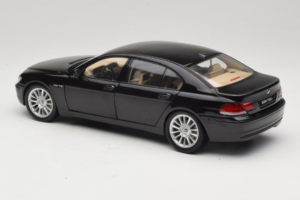 BMW 760Li E66 Individual Musta Kyosho 1:18 08573RB Metalli — kuva 7 / 8