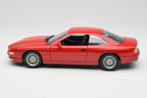 BMW 850Ci E31 Brilliant Red Revell 1:18 8827 Metalli — kuva 4 / 8