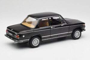 BMW 2002 L E10 Musta AUTOart 1:18 70603 Metalli — kuva 3 / 8