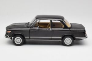BMW 2002 L E10 Musta AUTOart 1:18 70603 Metalli — kuva 4 / 8