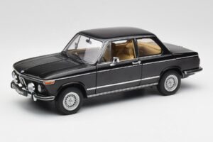 BMW 2002 L E10 Musta AUTOart 1:18 70603 Metalli