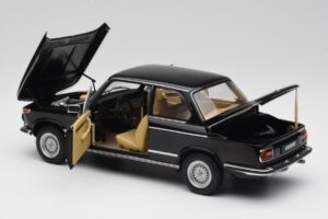 BMW 2002 L E10 Musta AUTOart 1:18 70603 Metalli — kuva 5 / 8