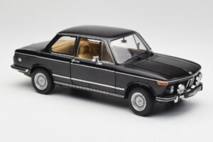 BMW 2002 L E10 Musta AUTOart 1:18 70603 Metalli — kuva 6 / 8