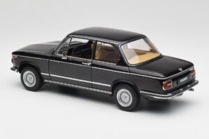 BMW 2002 L E10 Musta AUTOart 1:18 70603 Metalli — kuva 7 / 8
