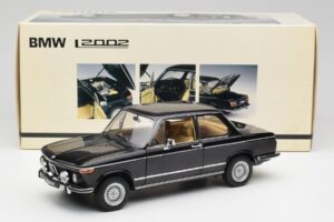BMW 2002 L E10 Musta AUTOart 1:18 70603 Metalli — kuva 8 / 8