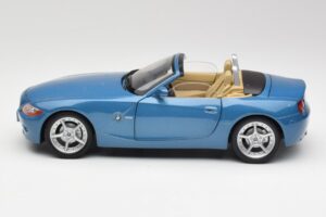BMW Z4 E85 Maldives Blue Bburago 1:18 34046BLUE Metalli — kuva 4 / 8
