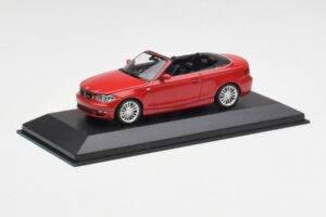 BMW 1-sarja E88 Cabriolet Karmiininpunainen Minichamps 1:43 431026230 Metalli — kuva 2 / 5